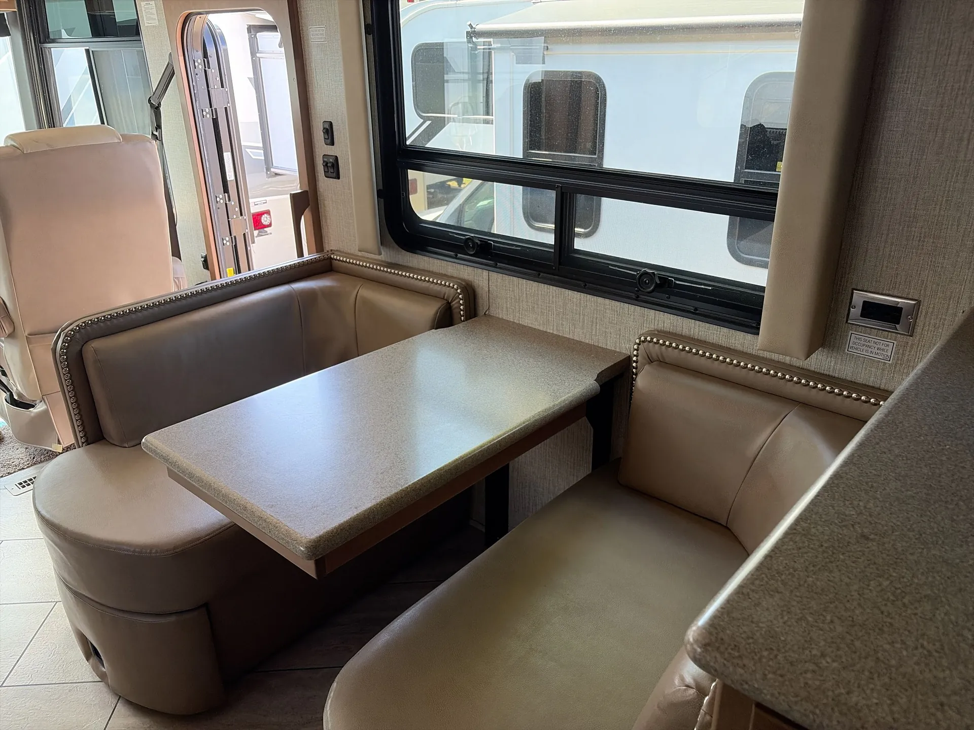 2021 Newmar Bay Star 3014 — living area main