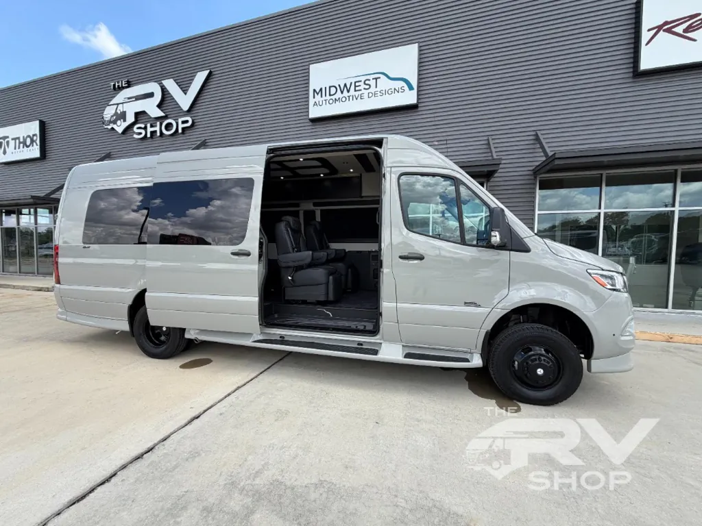 2027 Midwest Automotive Designs Luxe Cruiser D4, Photos photo 31