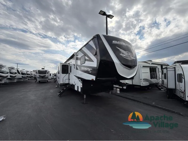 2025 Jayco Seismic 399 - Photo 2