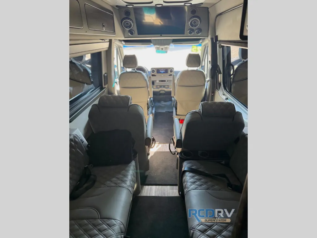 2025 Midwest Automotive Designs Luxe Cruiser D4, Photos photo 21