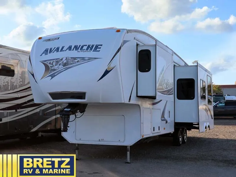 2011 Keystone Avalanche 320RK - Photo 4
