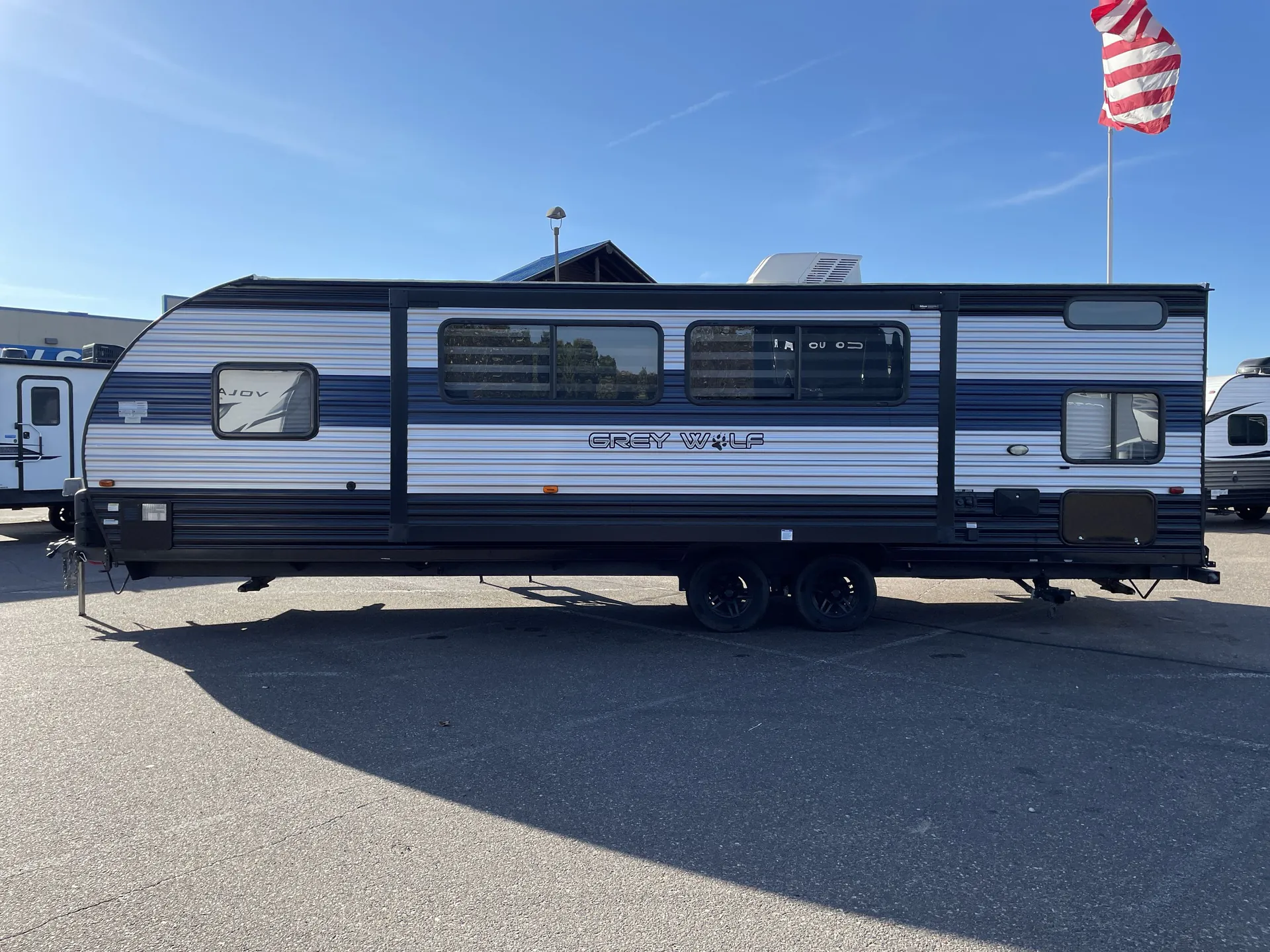 2022 Forest River Cherokee Grey Wolf 26DBH — off campside