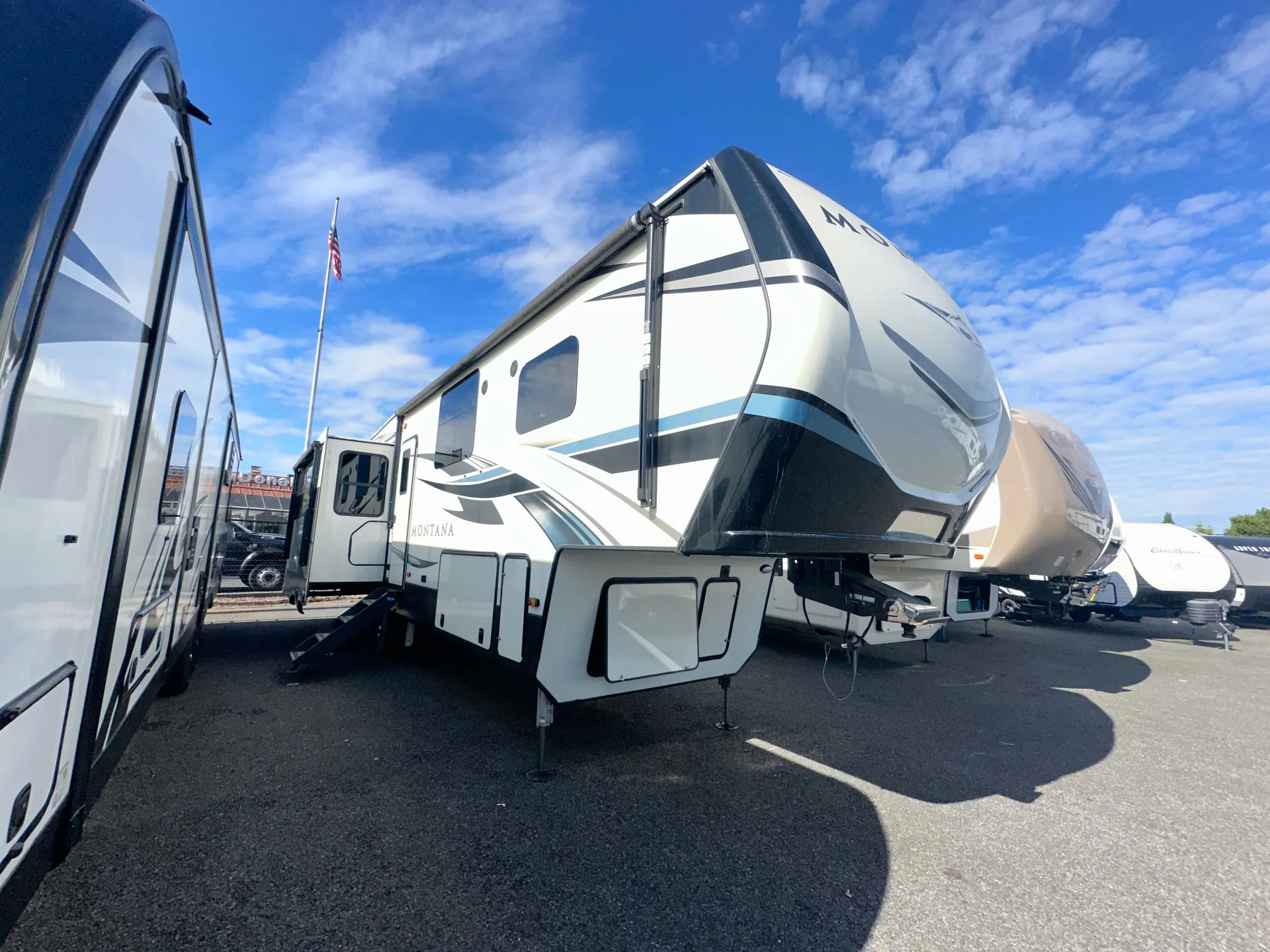 2021 Keystone Montana 3230CK - Photo 2