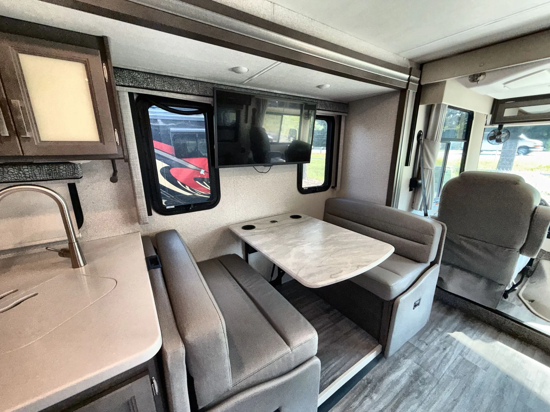 2024 Thor Motor Coach Luminate BB35 — living area main