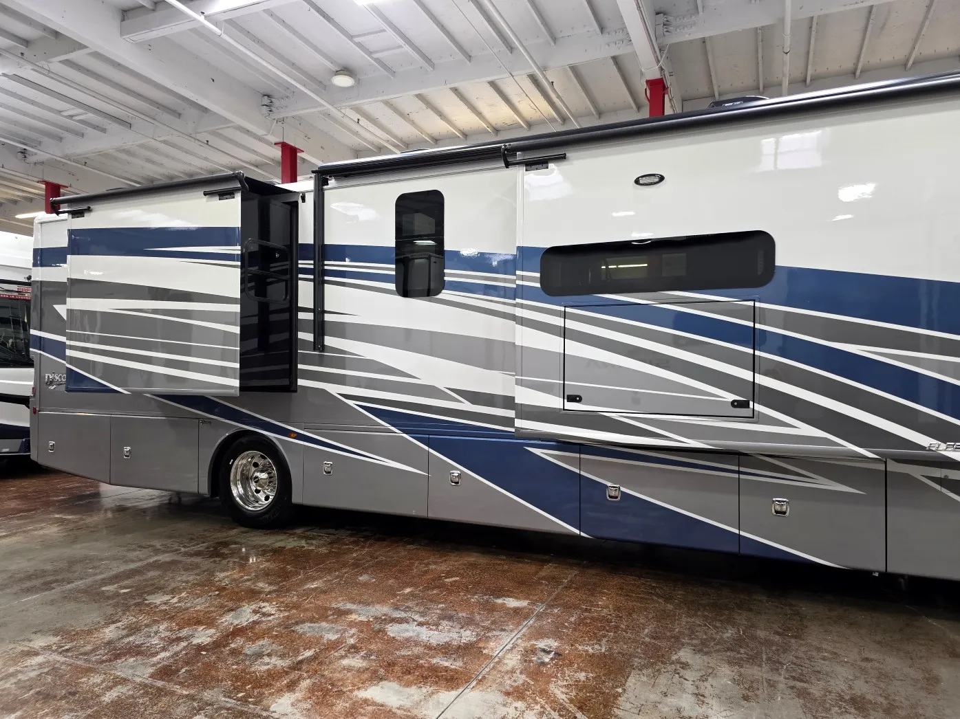 2026 Fleetwood Discovery 38N - Photo 4
