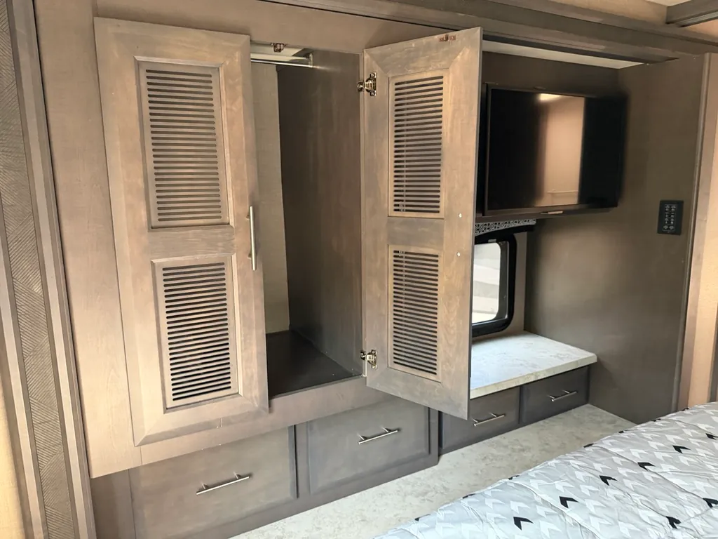 2023 Thor Motor Coach Magnitude RS36, Photos photo 18