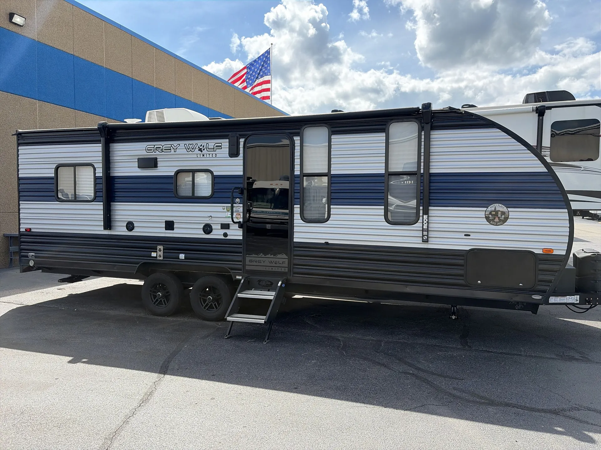 2022 Forest River Cherokee Grey Wolf 22RR — campside