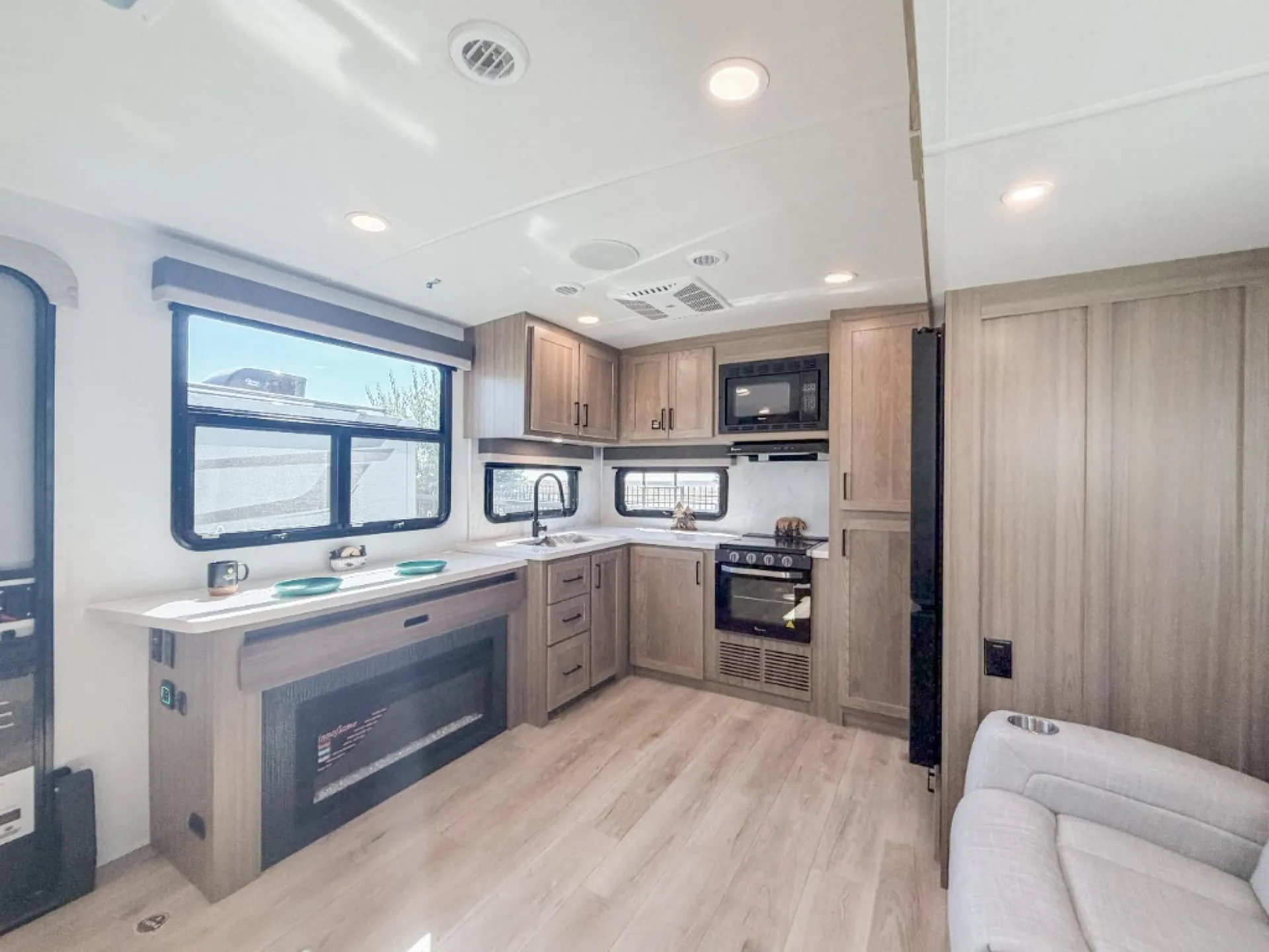 2027 Forest River Rockwood Ultra Lite 2711RK — Photo 5