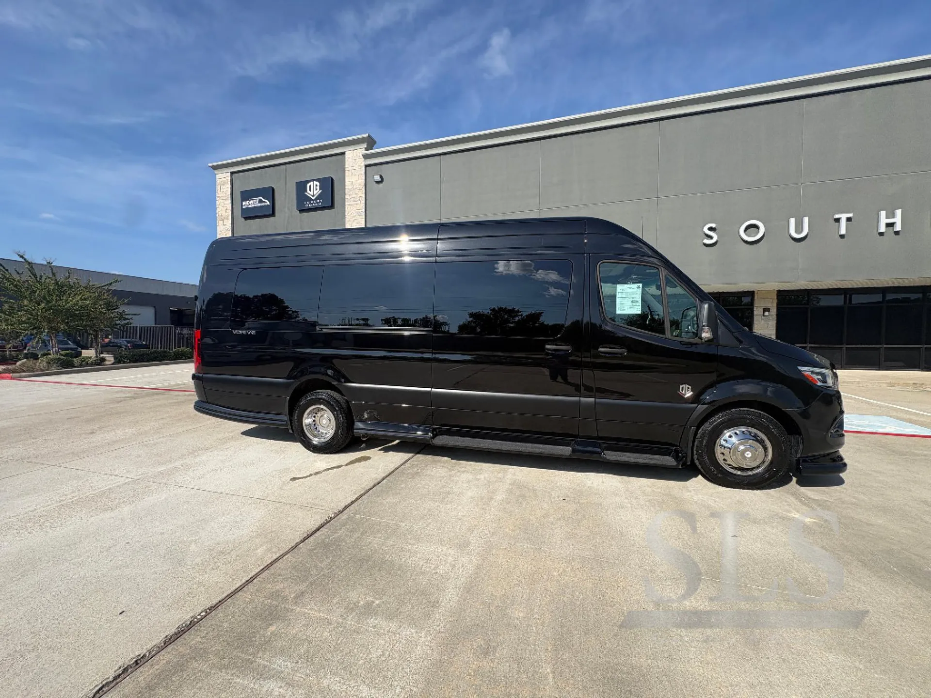 2027 OGV Luxury Coach V-Drive 10RJ - Photo 3