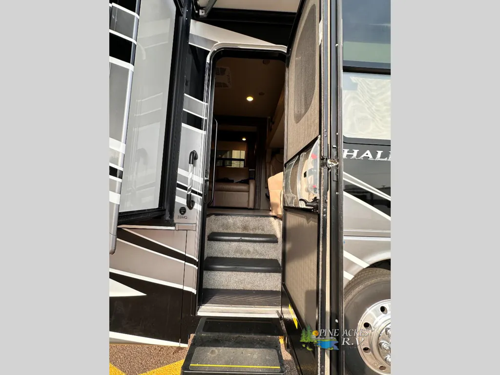 2022 Thor Motor Coach Challenger 35MQ, Photos photo 10