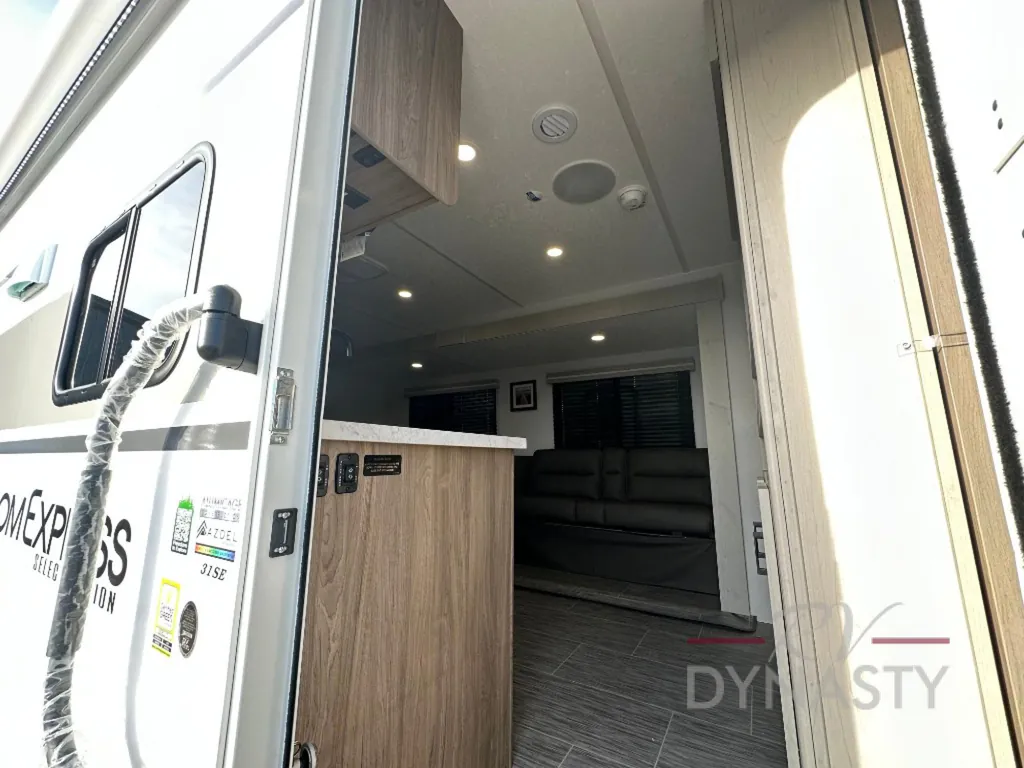 2025 Coachmen Freedom Express Select 31SE, Photos photo 15