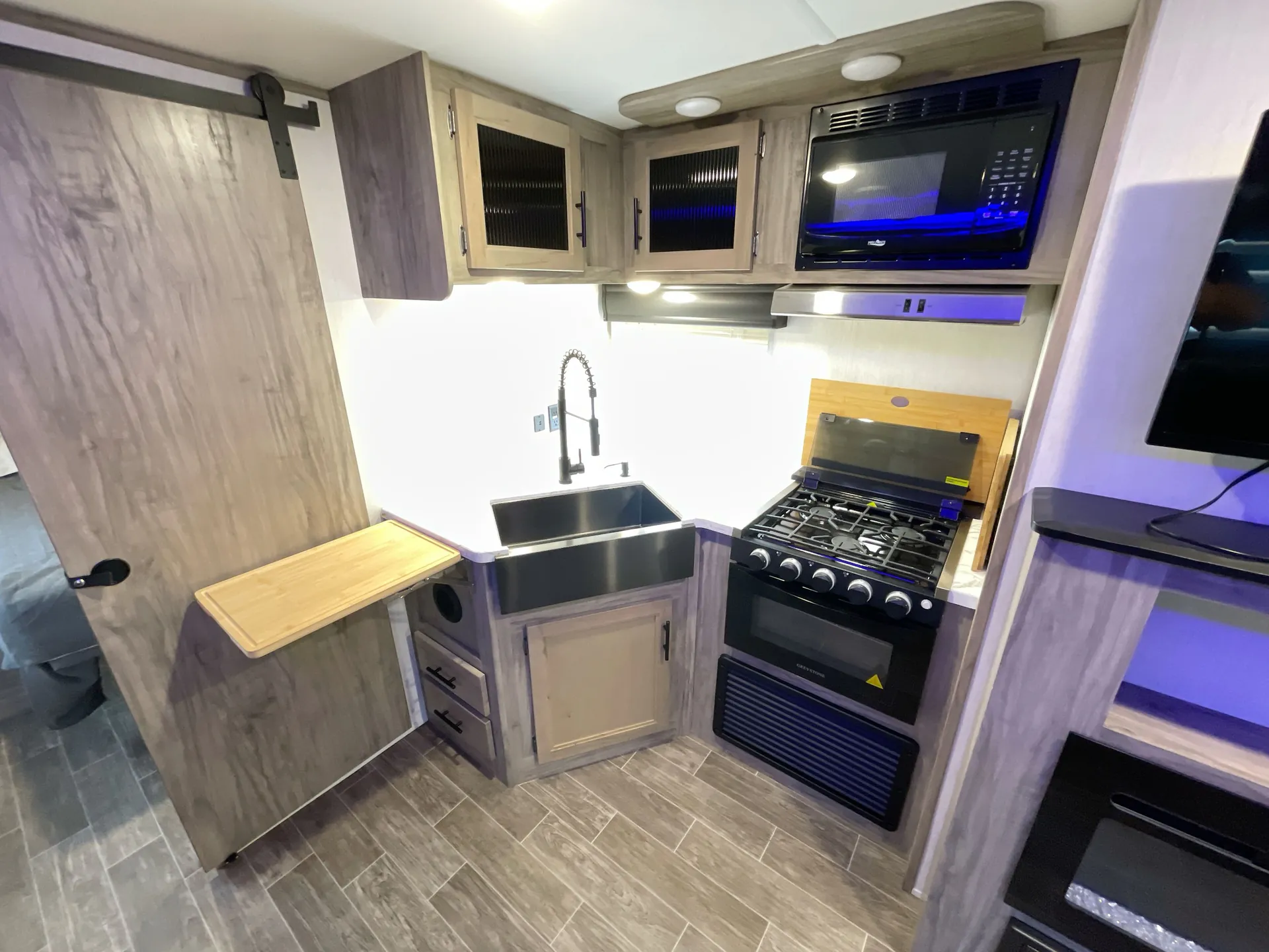 2022 Forest River Cherokee Alpha Wolf 22SW-L — stove oven open