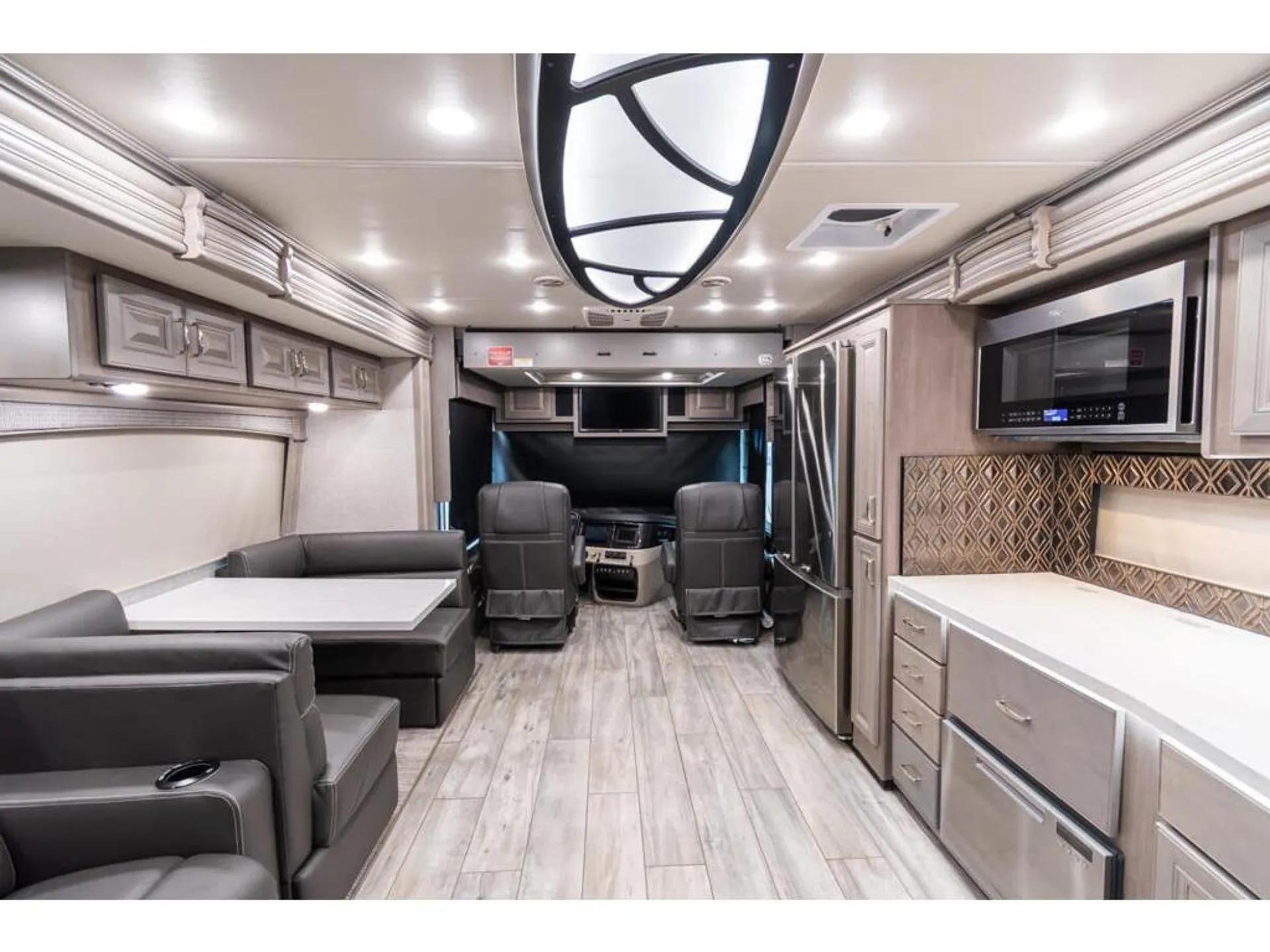 2024 Fleetwood Discovery 38N - Photo 3