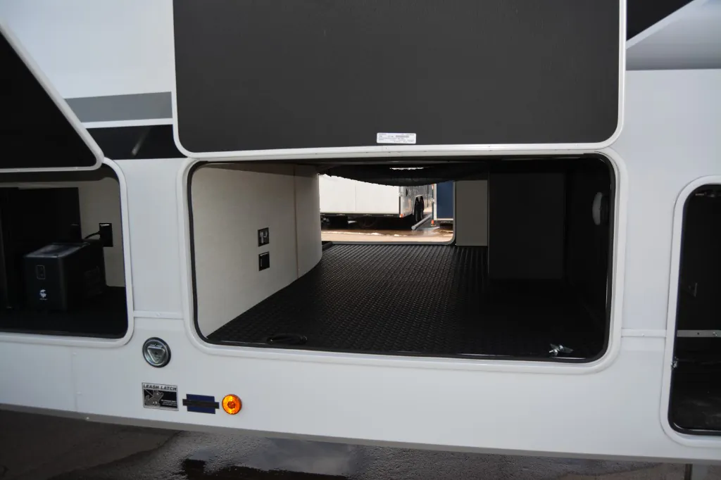 2026 Forest River Cherokee Arctic Wolf 38LEAHG - Photo 4
