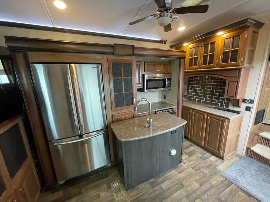 2015 Keystone Montana 3100RL, Photos photo 9