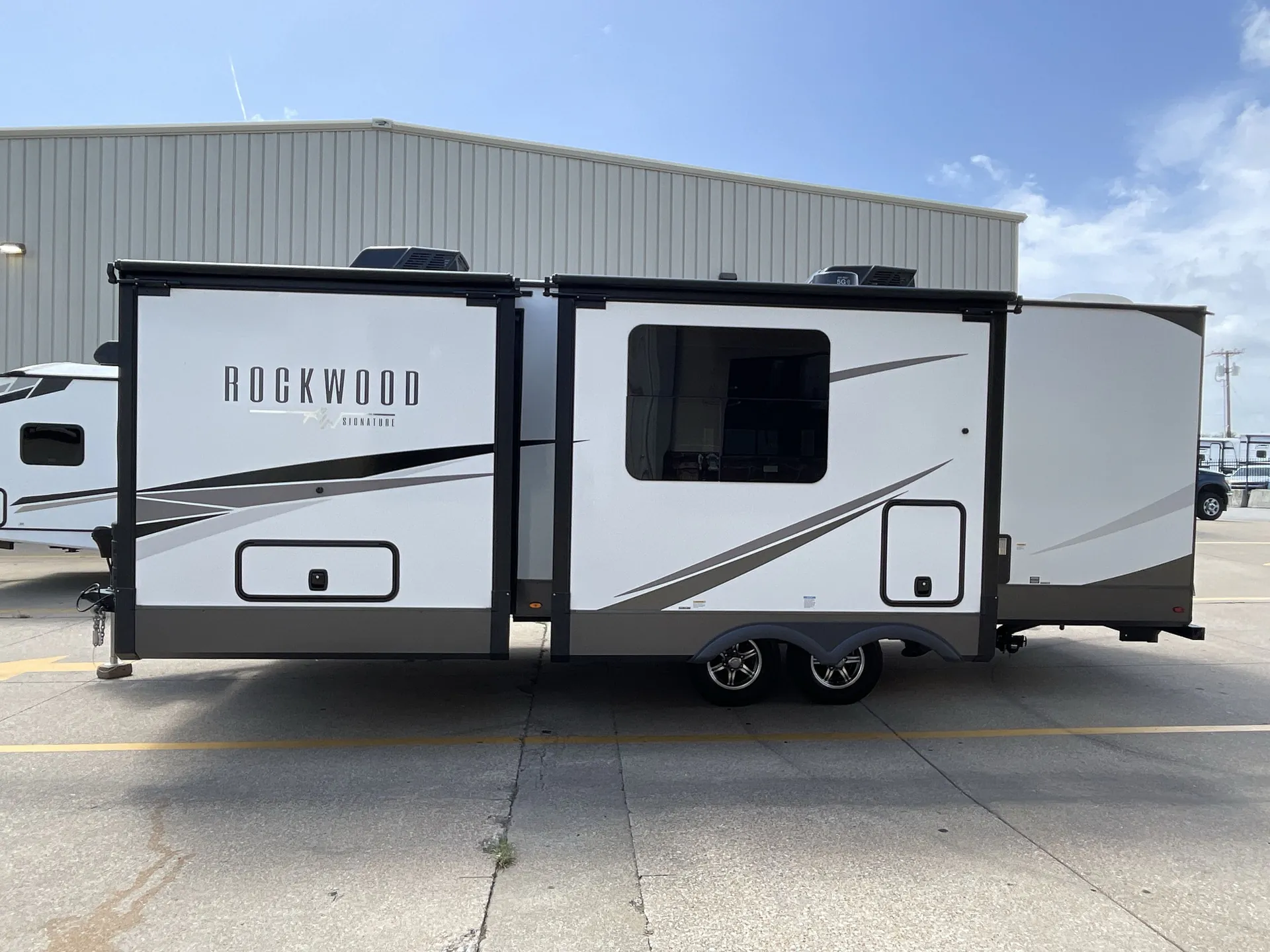 2025 Forest River Rockwood Signature 8265KBS — off campside