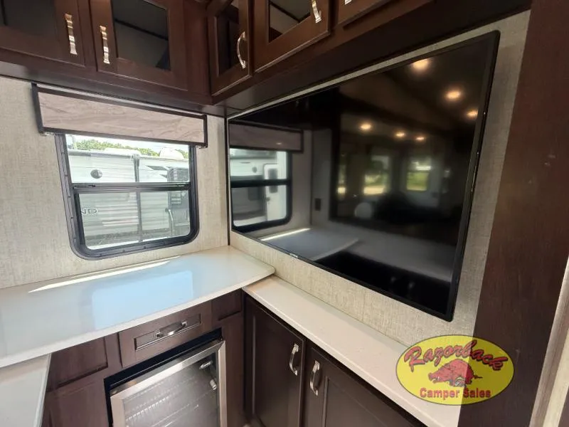 2021 Palomino Columbus Compass 328RLC - Photo 4