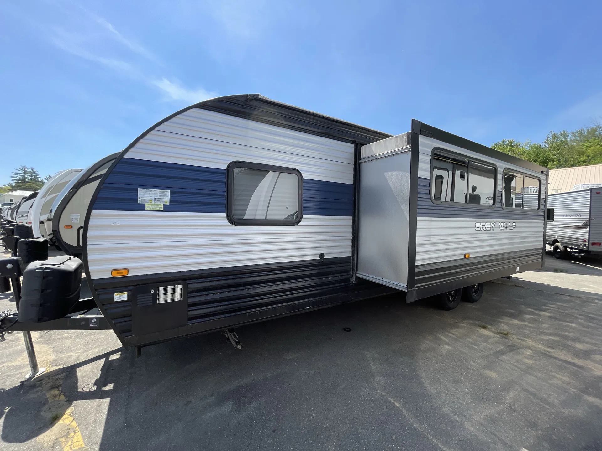 2022 Forest River Cherokee Grey Wolf 26DBH — off campside