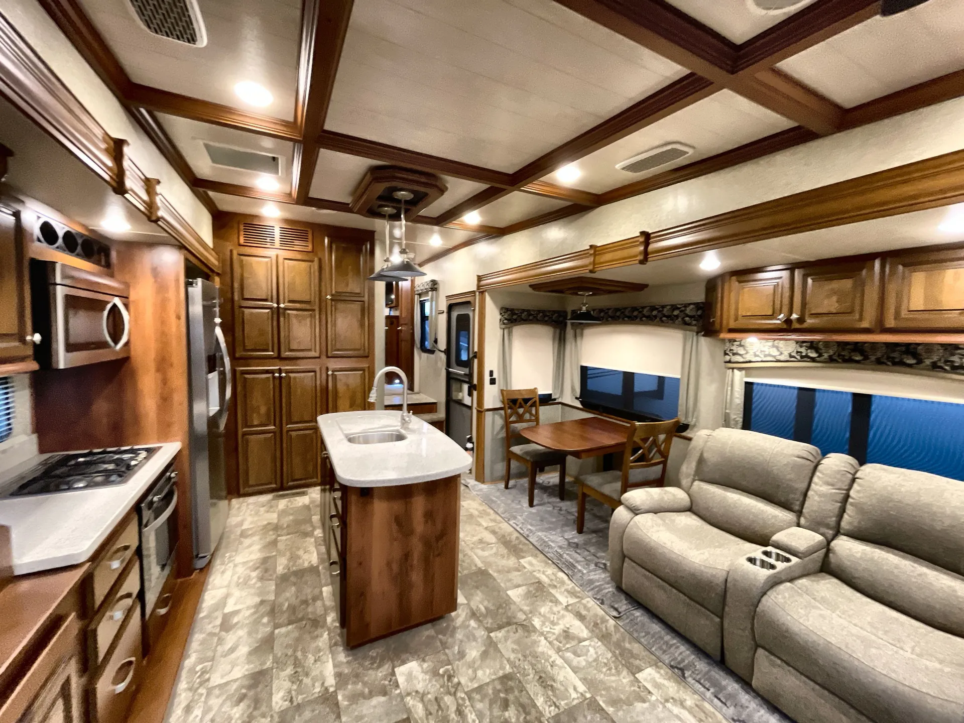 2018 Heartland Bighorn 3270RS - Photo 4