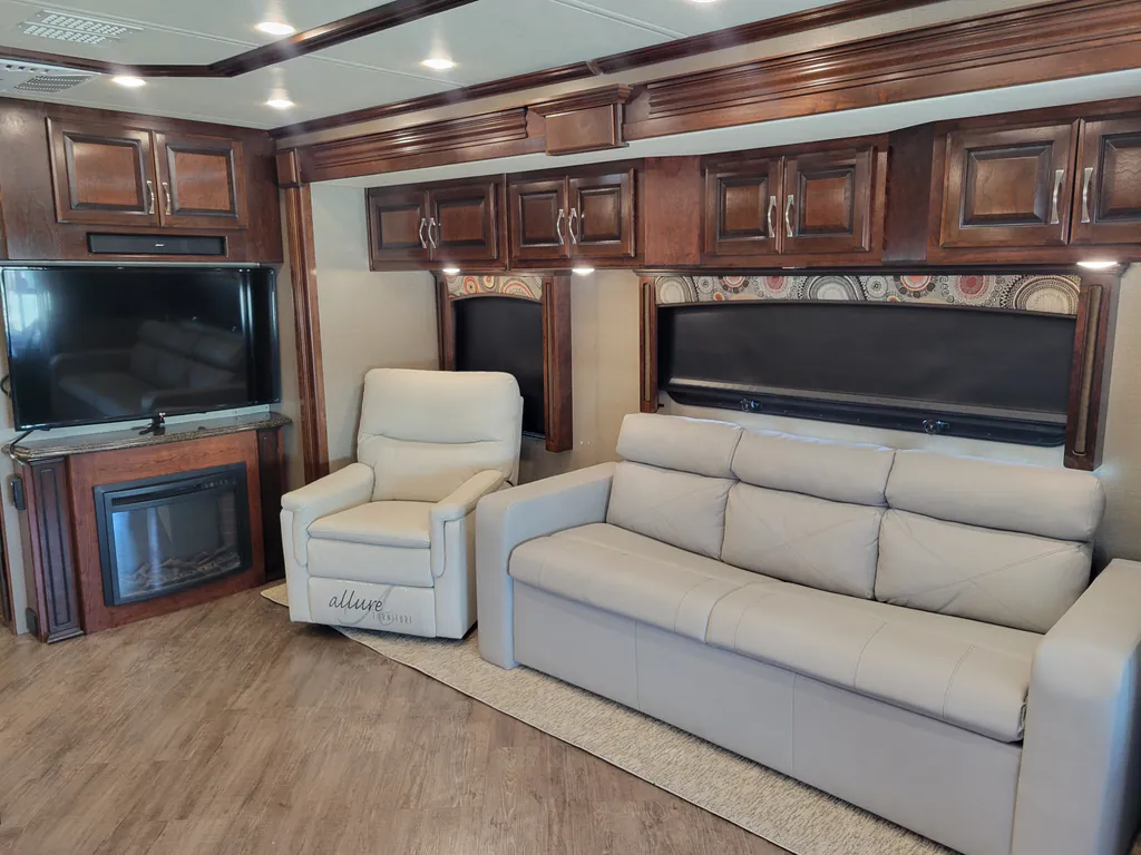 2018 Fleetwood Pace Arrow LXE 38F, Photos photo 9