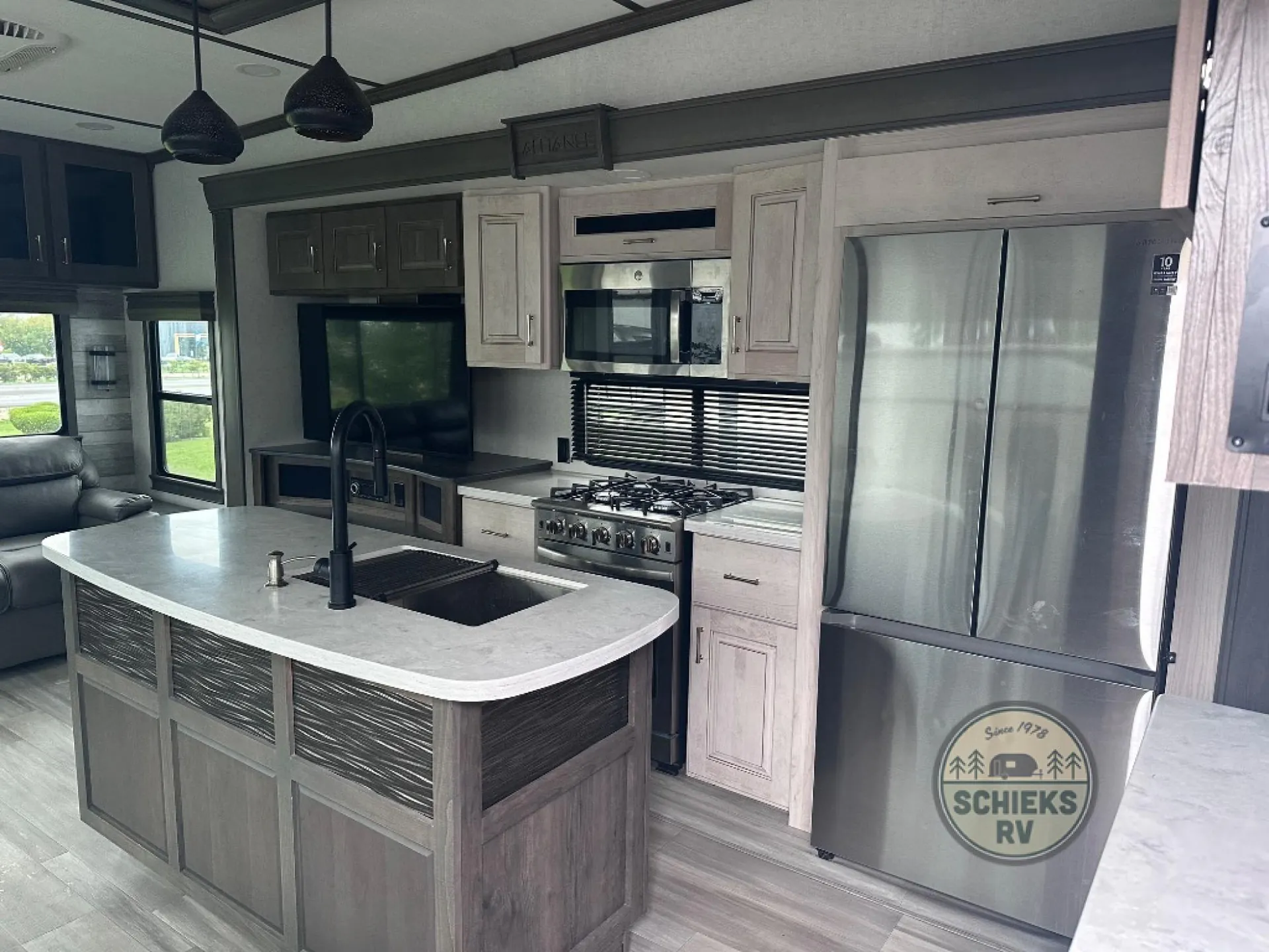 2021 Alliance RV Paradigm 310RL - Photo 4