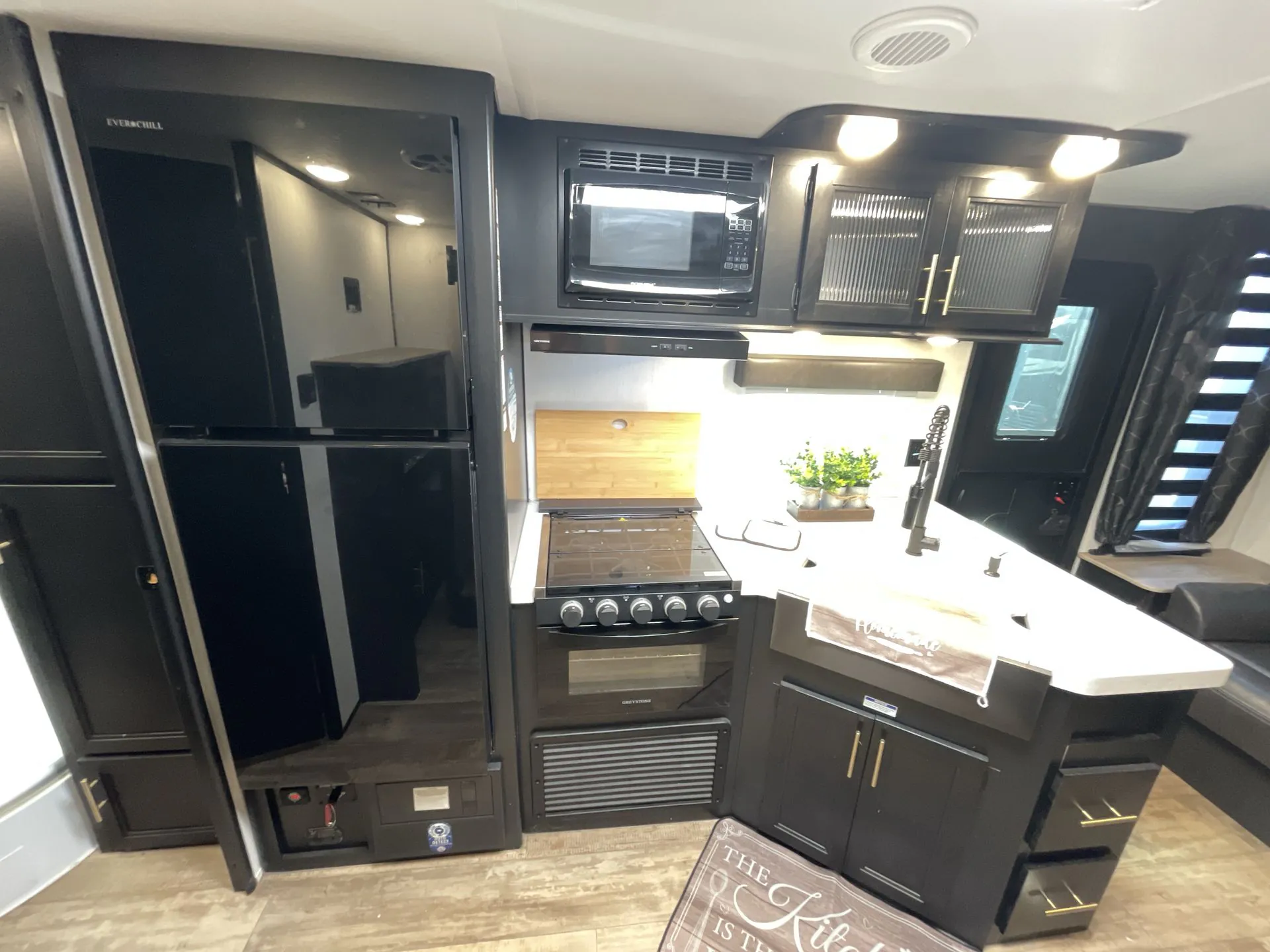 2022 Forest River Cherokee Grey Wolf 23MK — Photo 5