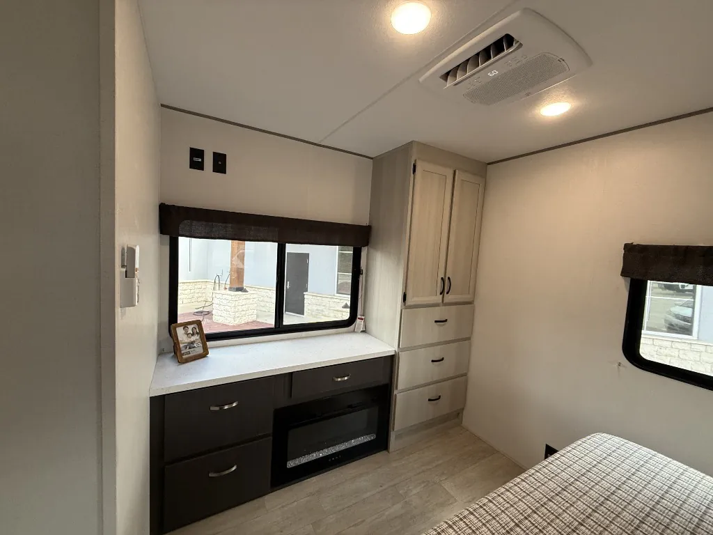 2027 Coachmen Catalina Legacy Edition 343BHTS (2 Queen Beds), Photos photo 52