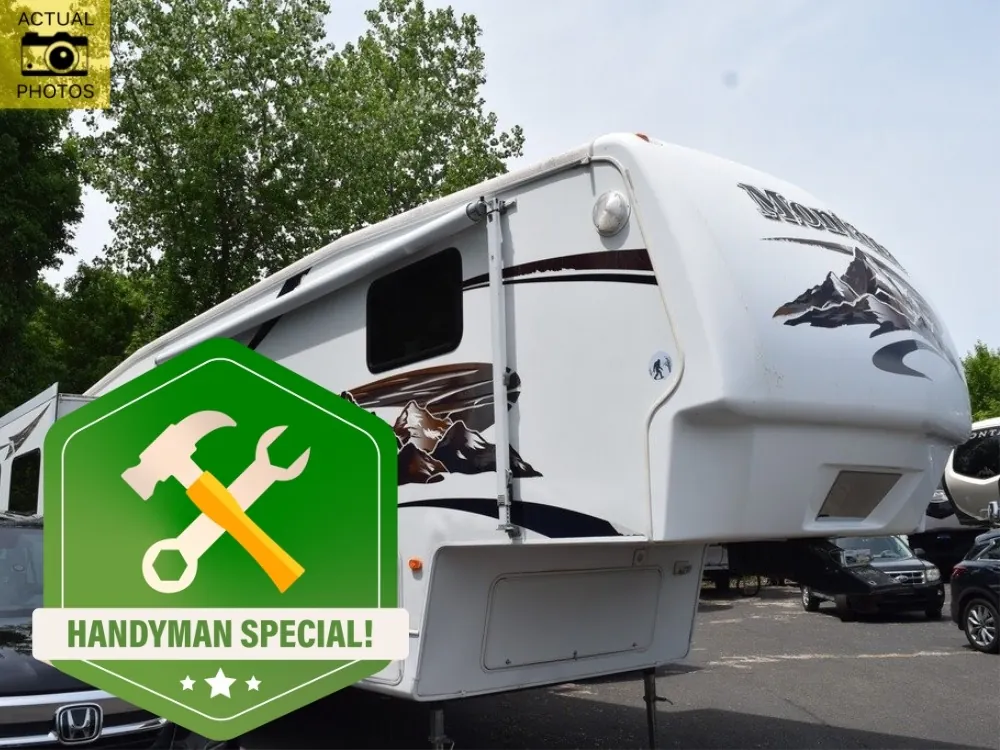 2006 Keystone Montana 3400RL - Photo 2