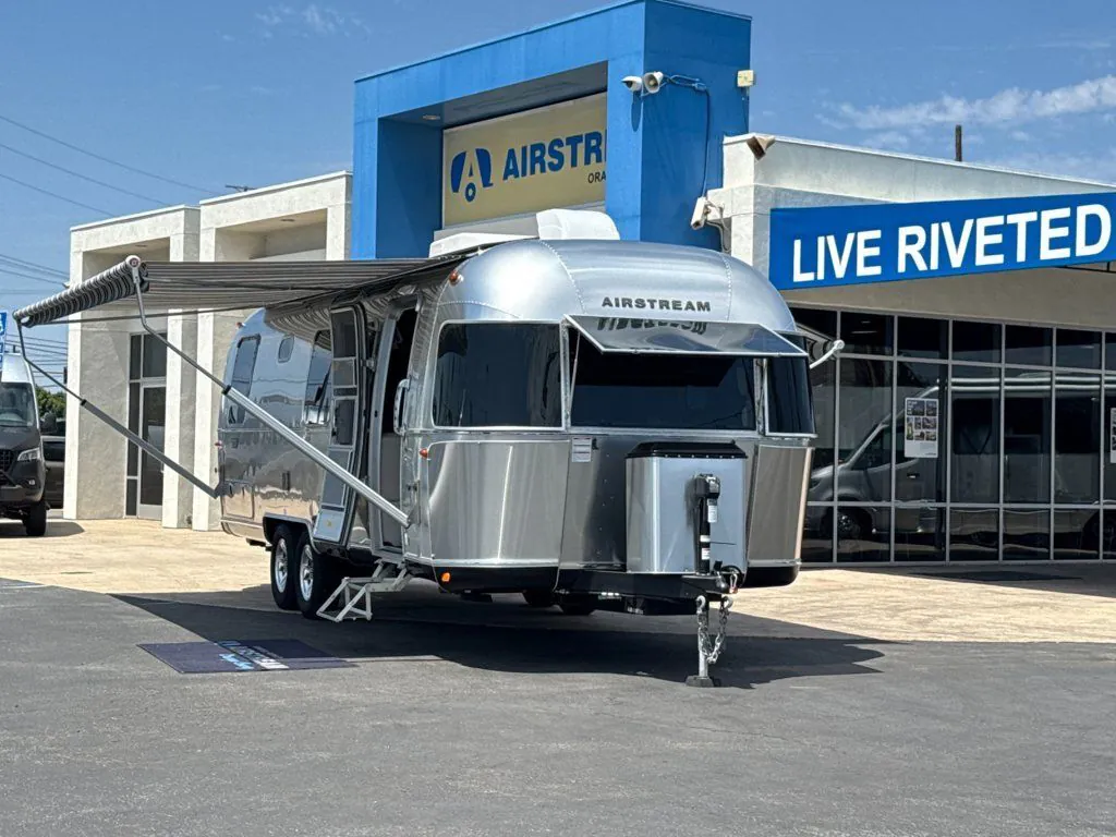 2025 Airstream Classic 28RB - Photo 2