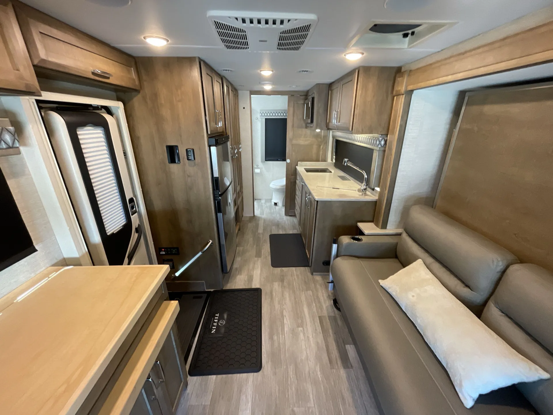 2023 Tiffin Wayfarer 25 JW — living area main