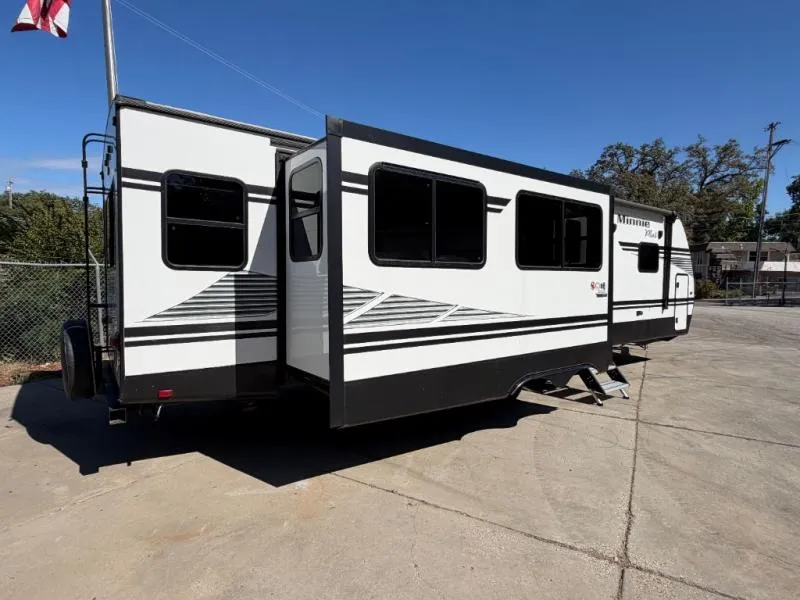 2019 Winnebago MINNIE PLUS 30RLSS - Photo 4