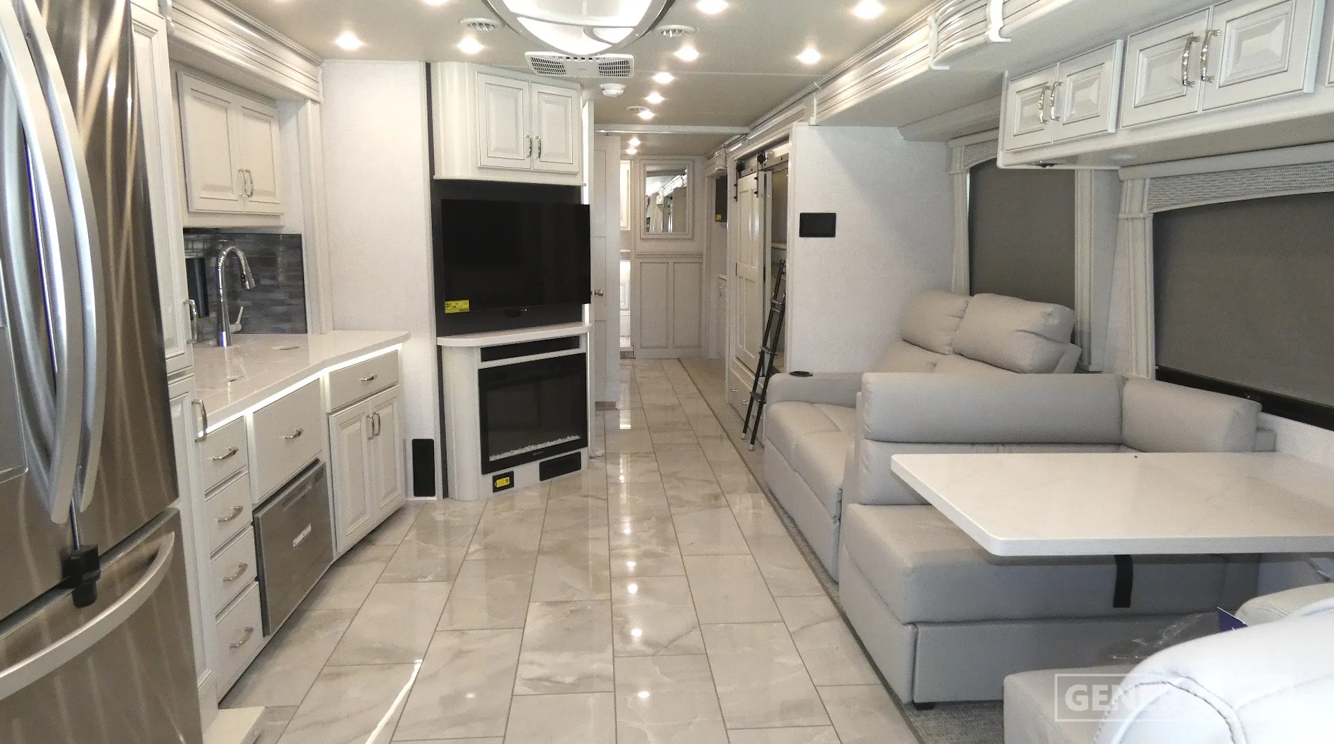 2026 Fleetwood Discovery 38N - Photo 3