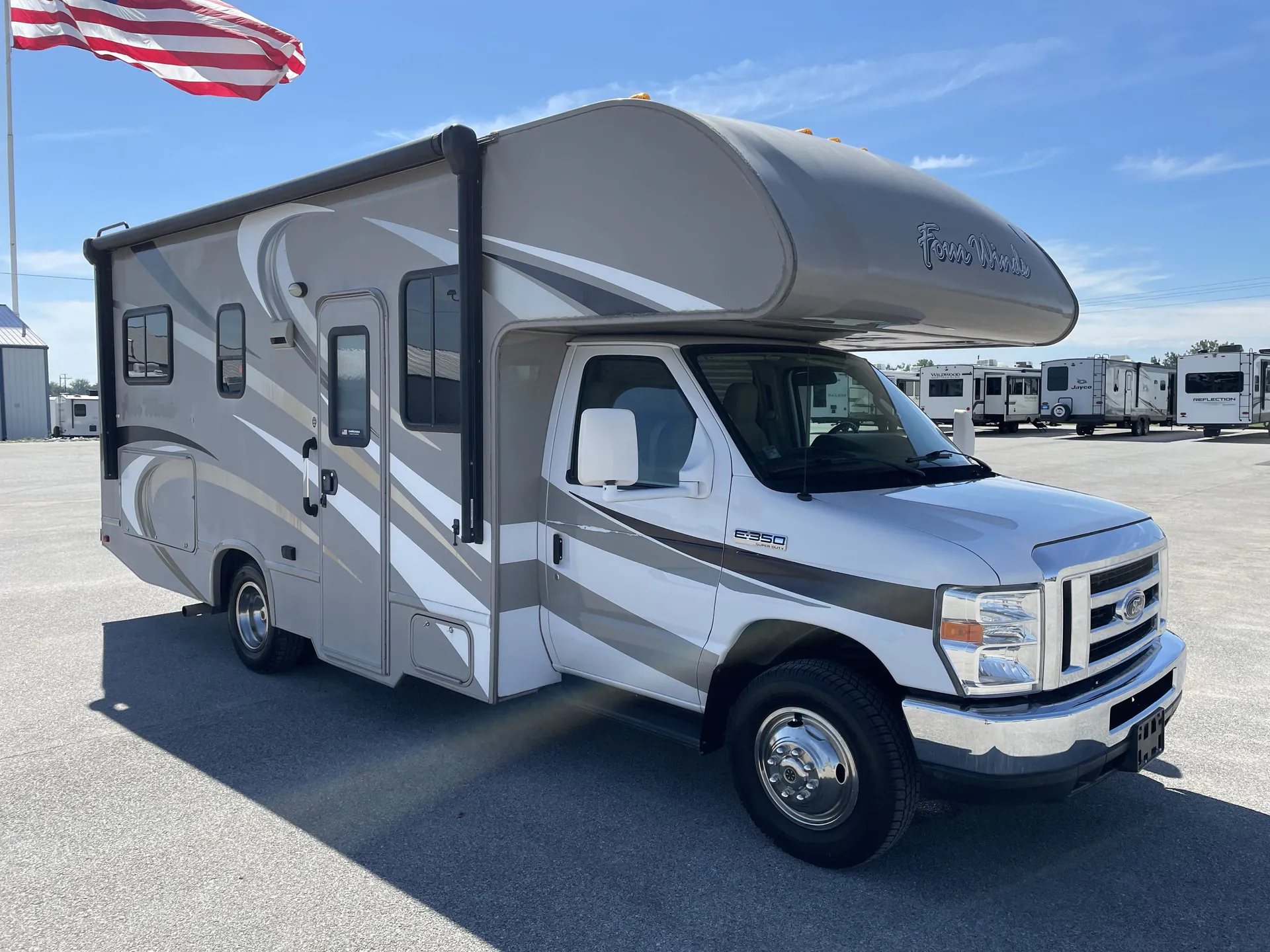 2016 Thor Motor Coach Four Winds 23U - Photo 2