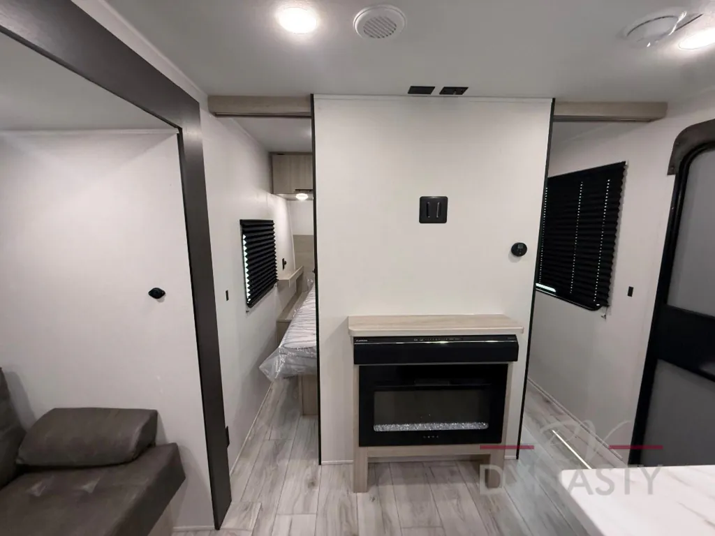 2027 East to West Della Terra 280BH, Photos photo 44