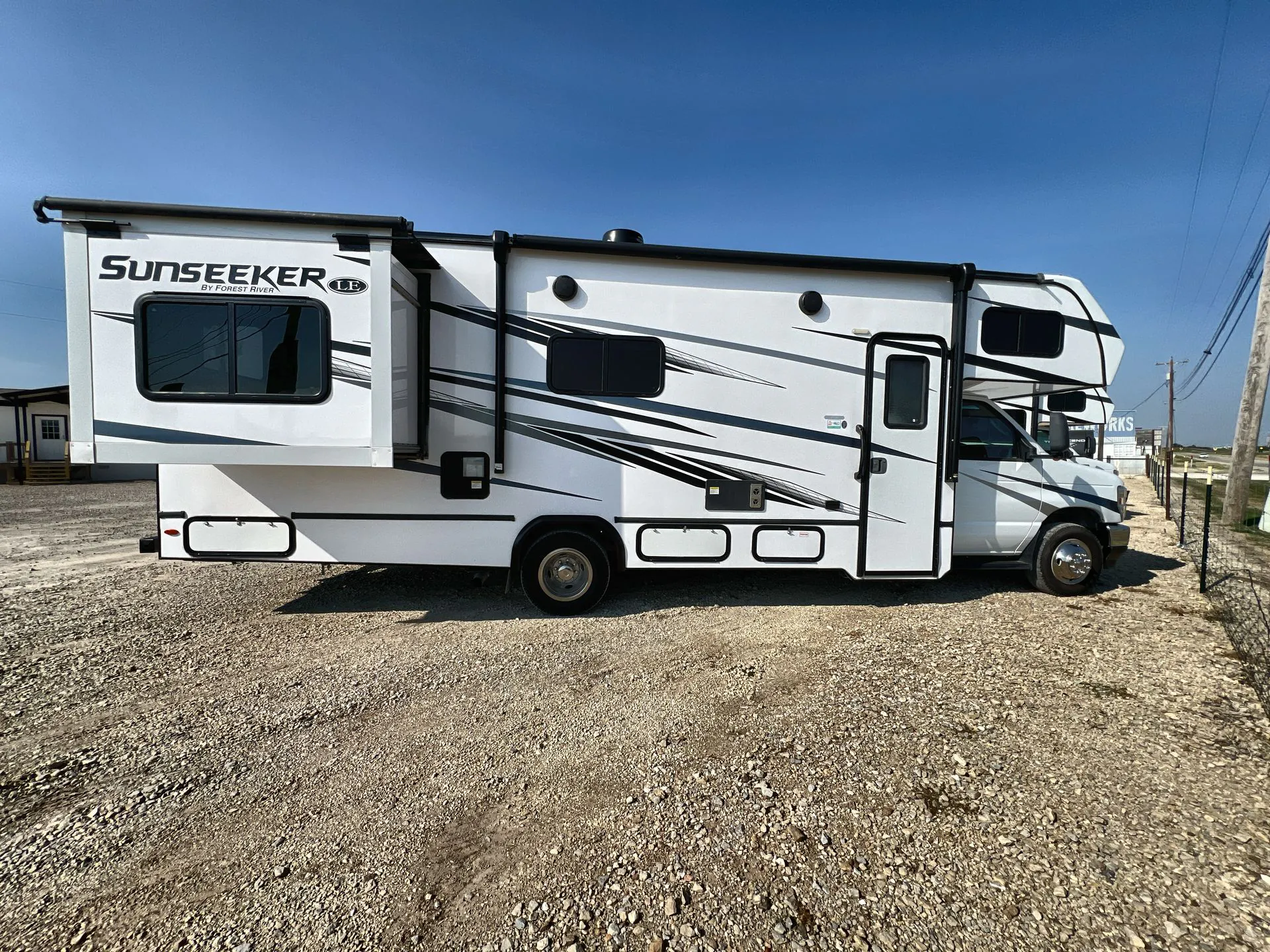 2024 Forest River Sunseeker 2550DS LE - Photo 3