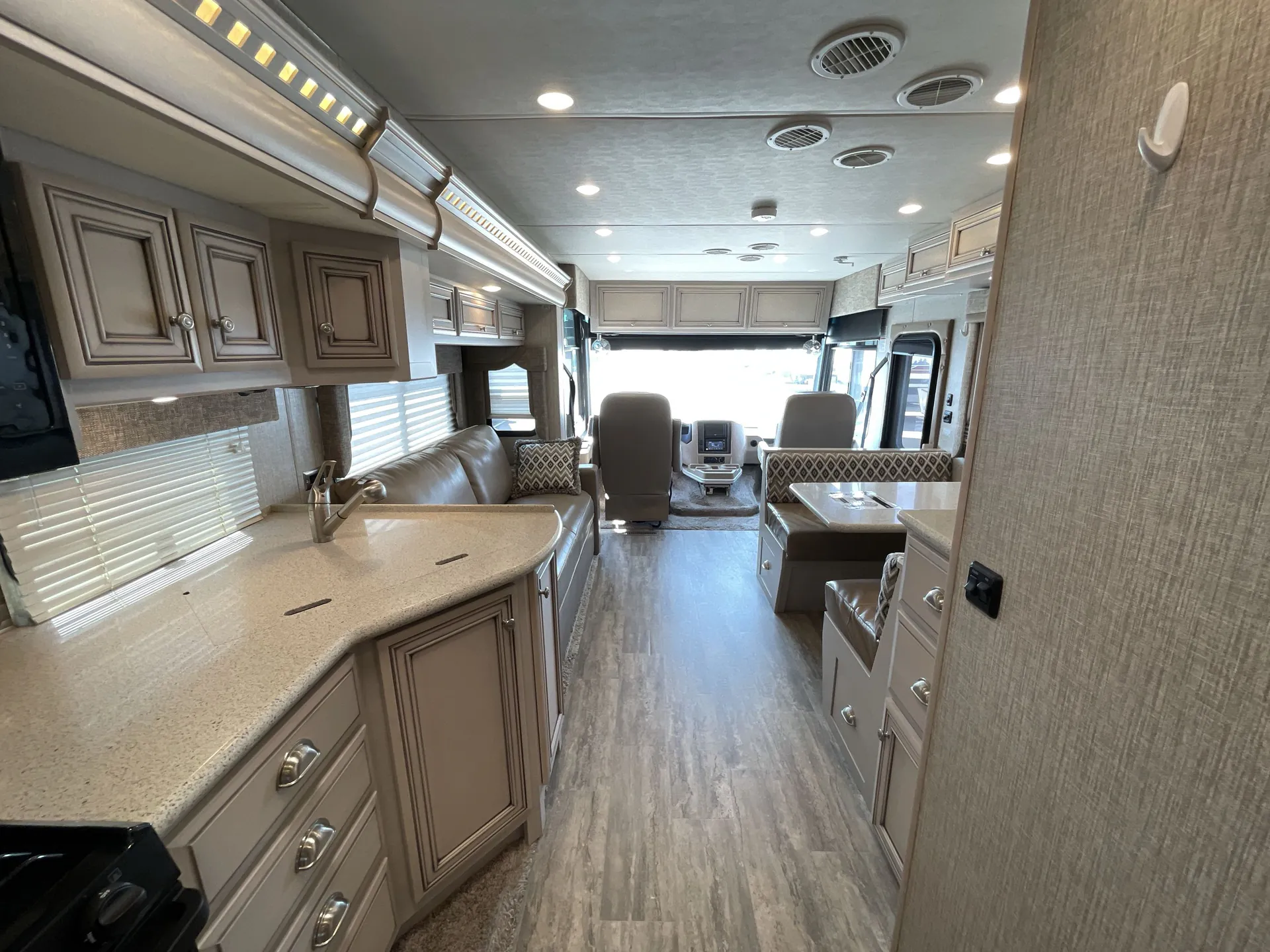 2020 Newmar Bay Star Sport 3014 — living area main
