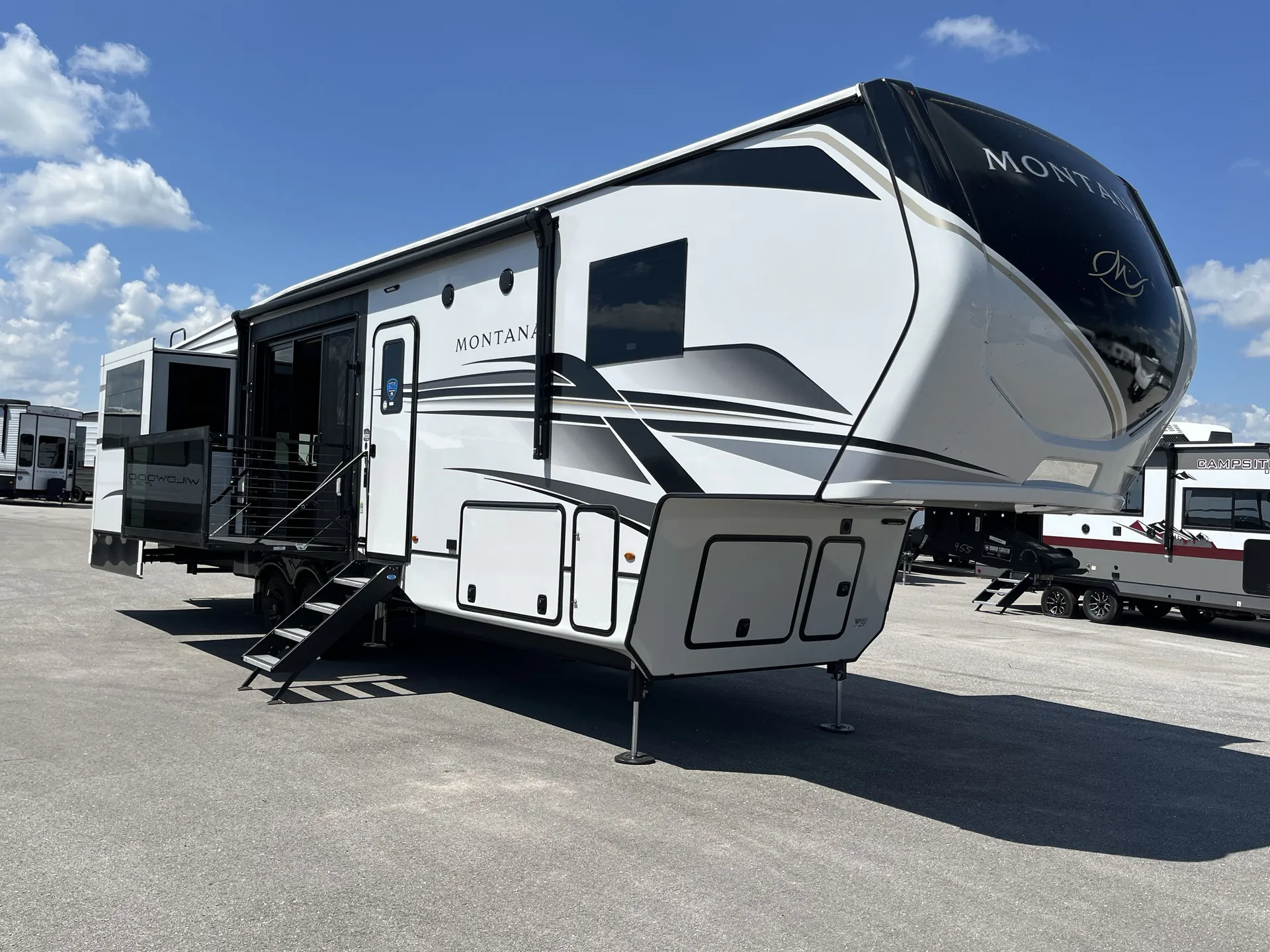 2025 Keystone Montana 3532SP - Photo 2