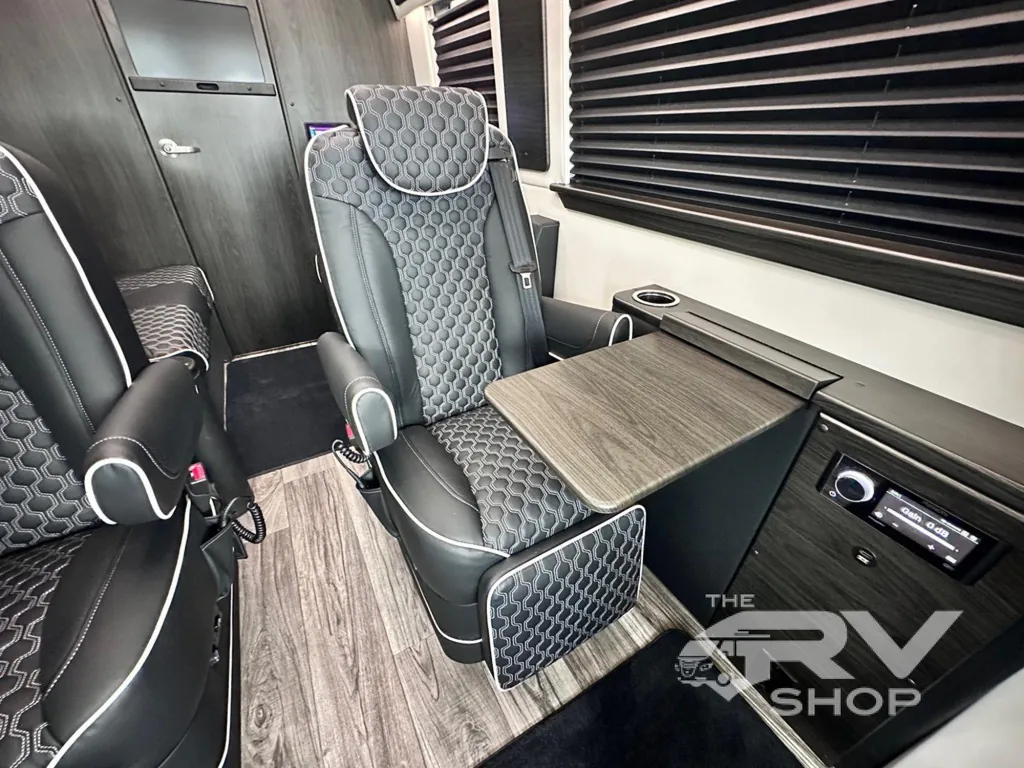2025 Midwest Automotive Designs Luxe Cruiser D4, Photos photo 5