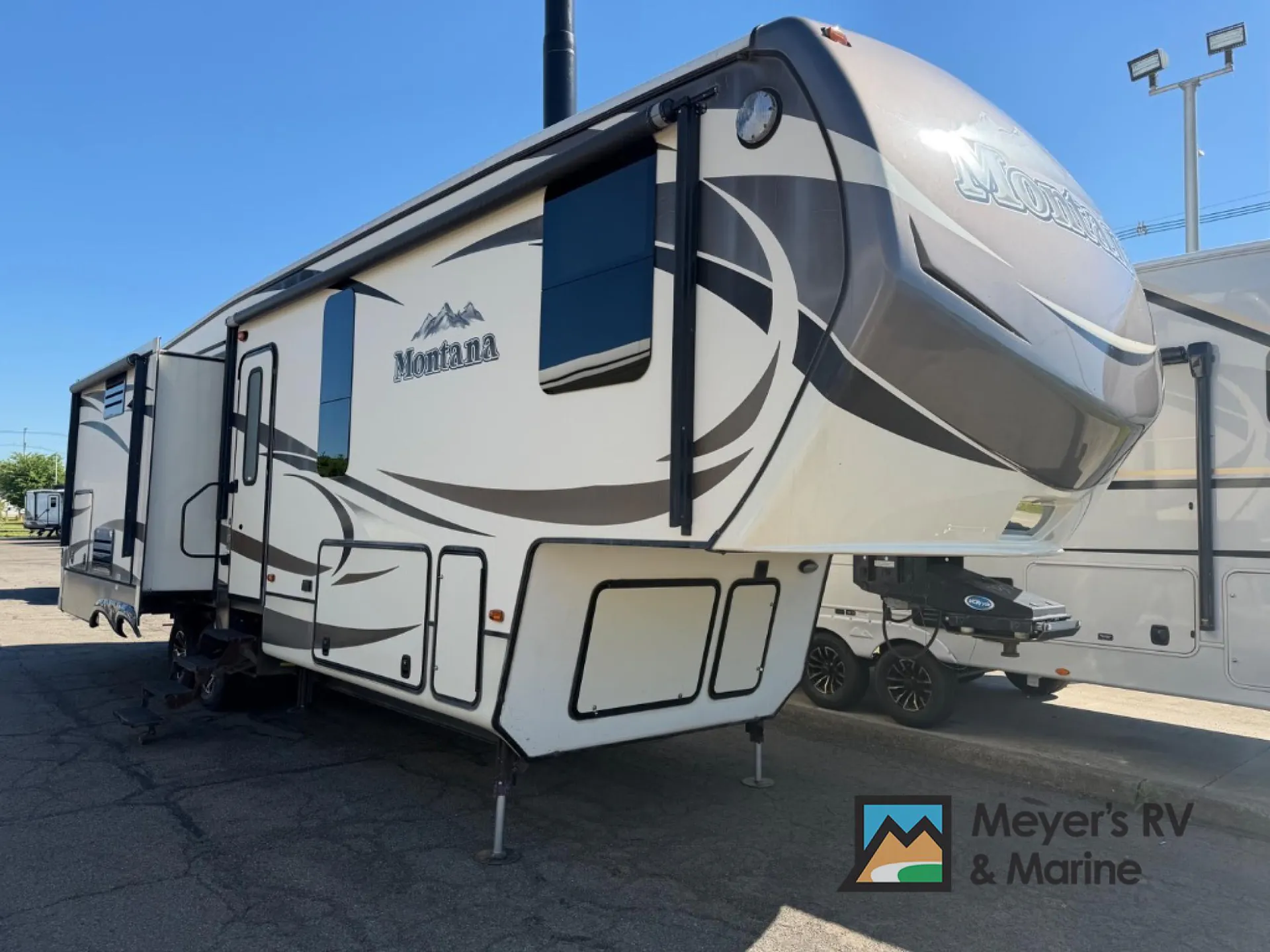 2015 Keystone Montana 3160RL - Photo 2