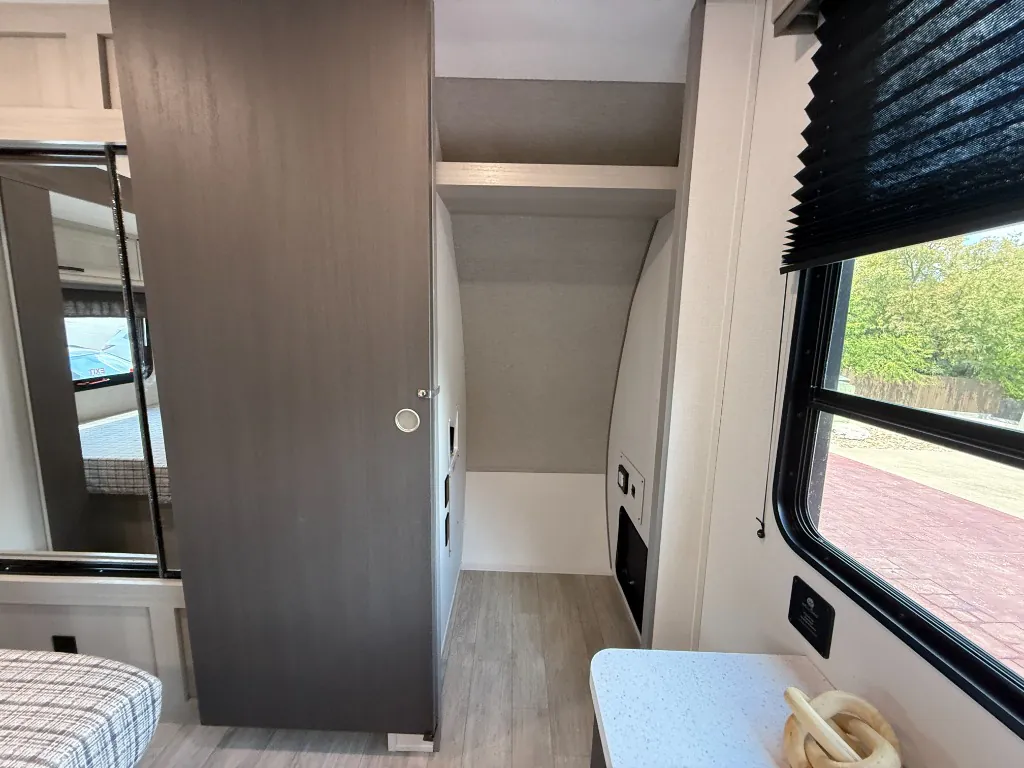 2027 Coachmen Catalina Legacy Edition 343BHTS (2 Queen Beds), Photos photo 18