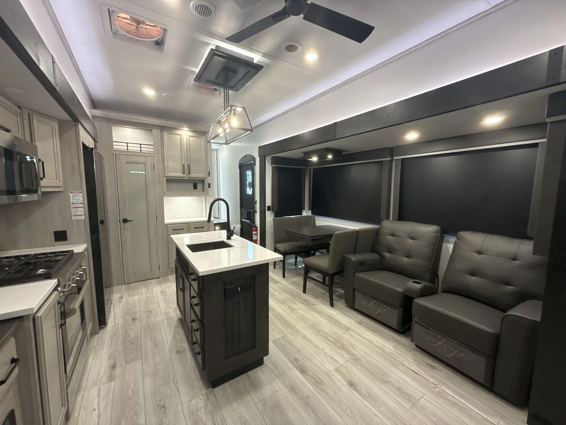 2025 Keystone Montana High Country 389BH — living area main