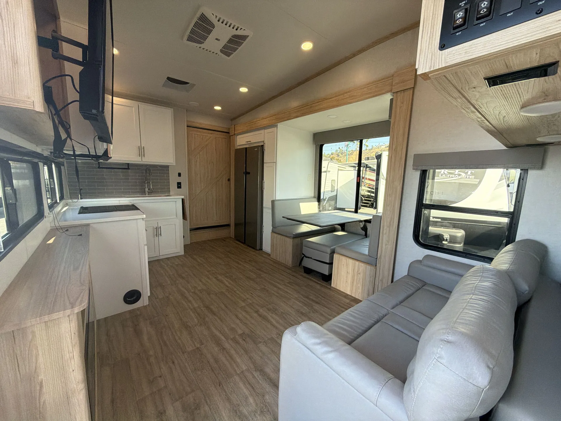 2022 Alliance RV Avenue 31BHS — living area main