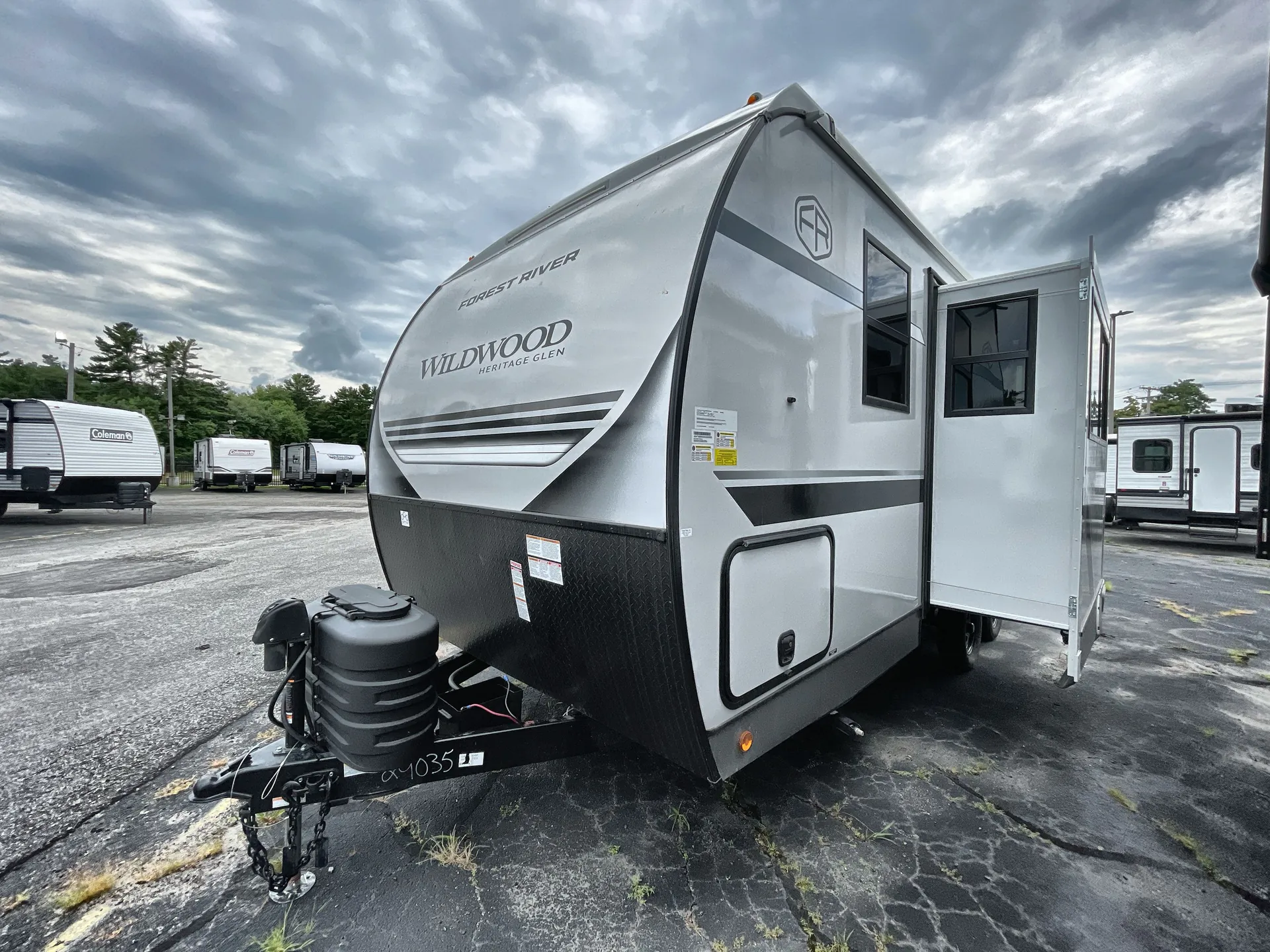 2027 Forest River Wildwood Heritage Glen Hyper-Lyte 21RBHL — off campside