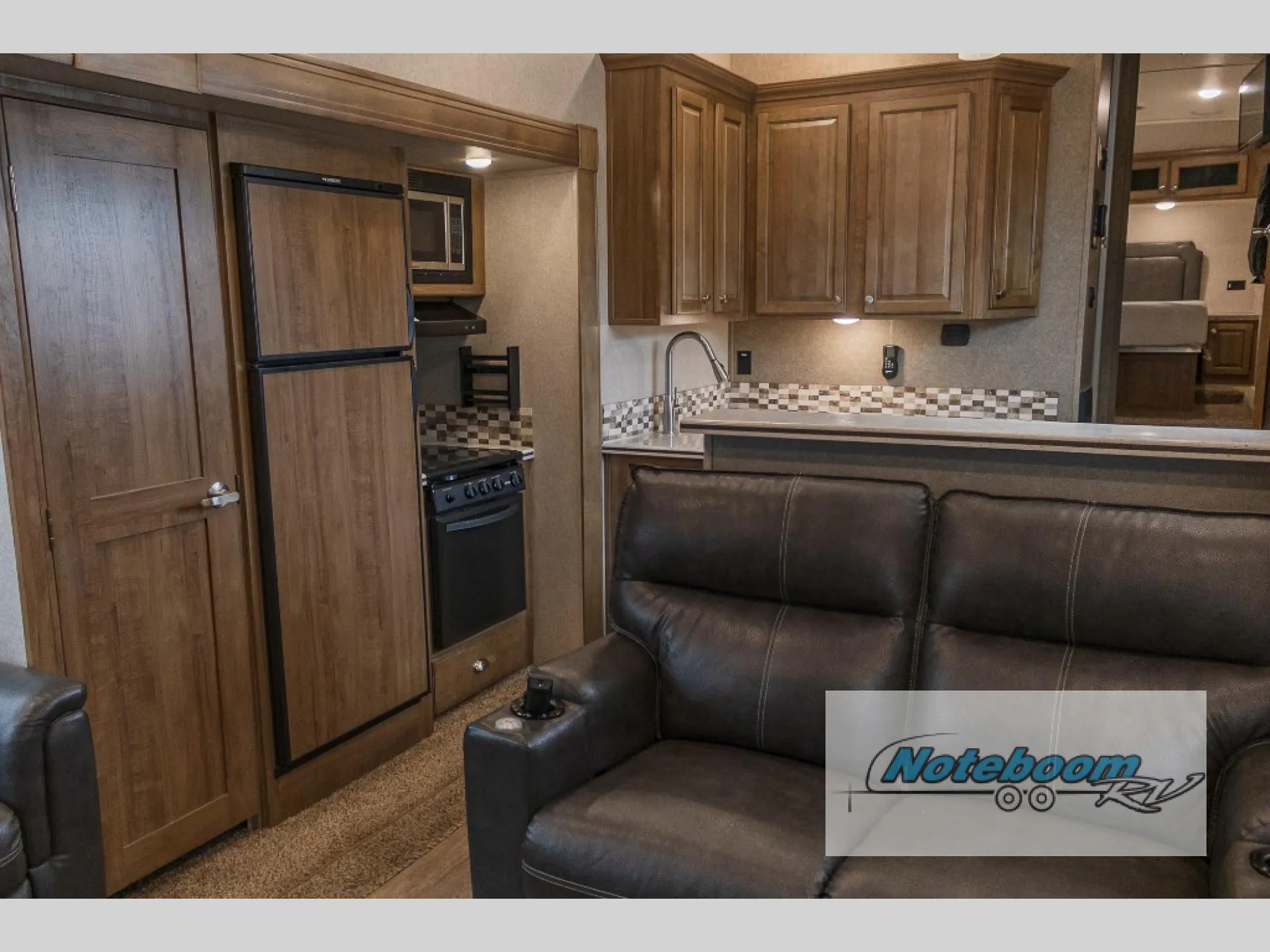 2018 Forest River Rockwood Signature Ultra Lite 8298WS — Photo 7