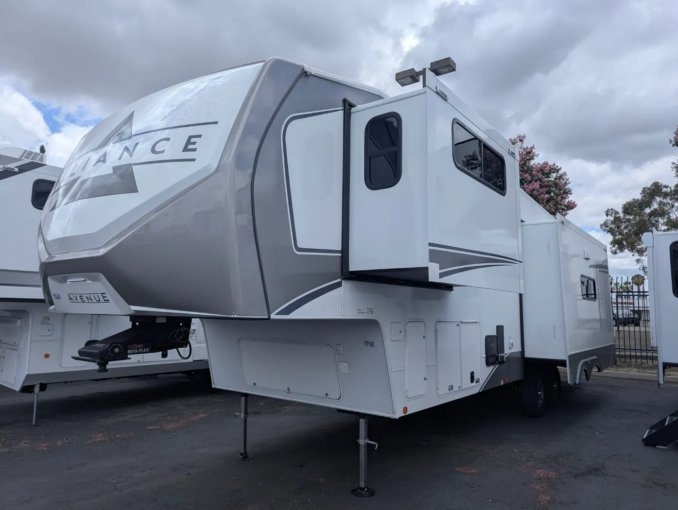 2026 Alliance RV Avenue 32RLS - Photo 3