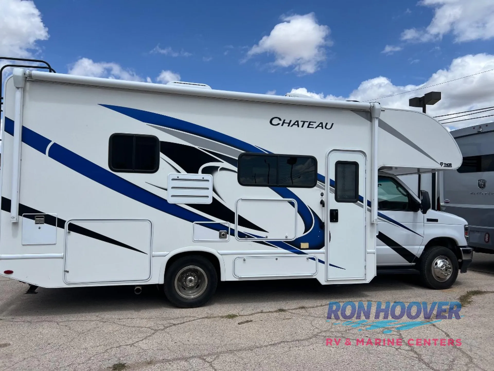 2022 Thor Motor Coach Chateau 25M - Photo 2
