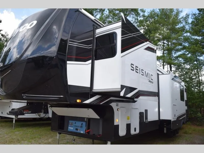 2026 Jayco Seismic 395 - Photo 4
