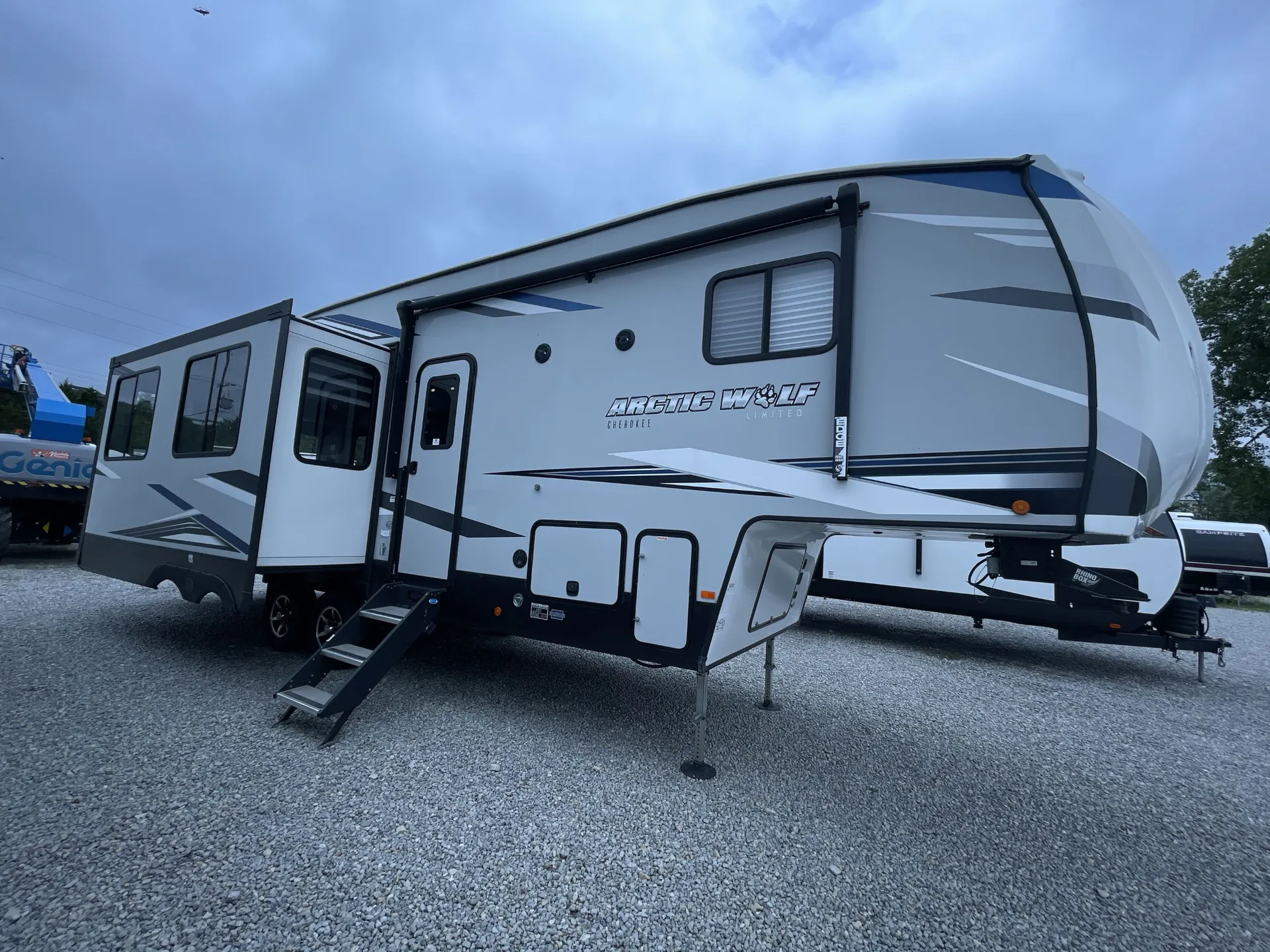 2022 Forest River Cherokee Arctic Wolf 291RL - Photo 3