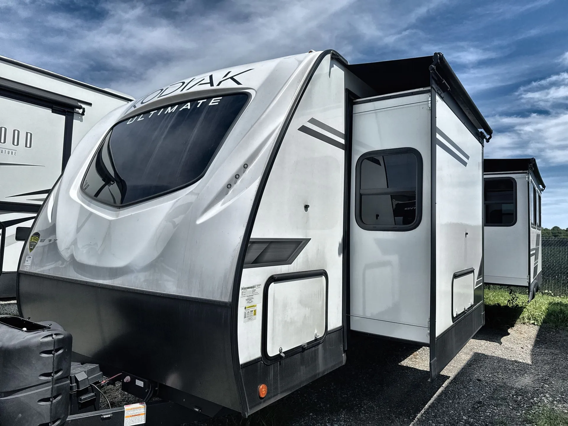 2023 Dutchmen Kodiak Ultimate 3221RLSL dealer photo 1 from Camping World