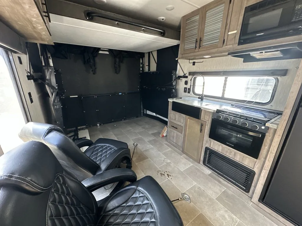 2021 Forest River Vengeance Rogue 25V — Photo 6
